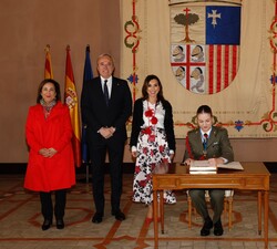 Su Alteza Real la Princesa de Asturias firma en el libro de honor de las Cortes de Aragón