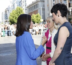 Doña Letizia conversa con la ministra de Inclusión, Seguridad Social y Migraciones, Elma Saiz, y la presidenta de la Fundación Mujeres por África, Mar