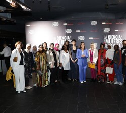 Doña Letizia junto a las protagonistas del documental