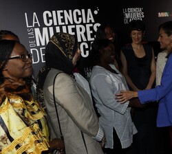 Doña Letizia recibe el saludo de las protagonistas del documental
