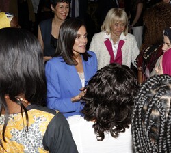 Doña Letizia conversa con las protagonistas