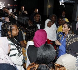 La Reina con las protagonistas del documental