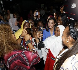 Doña Letizia comparte momentos de fotografías con las protagonistas