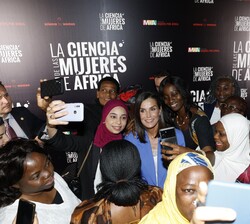 Doña Letizia y las protagonistas del documental