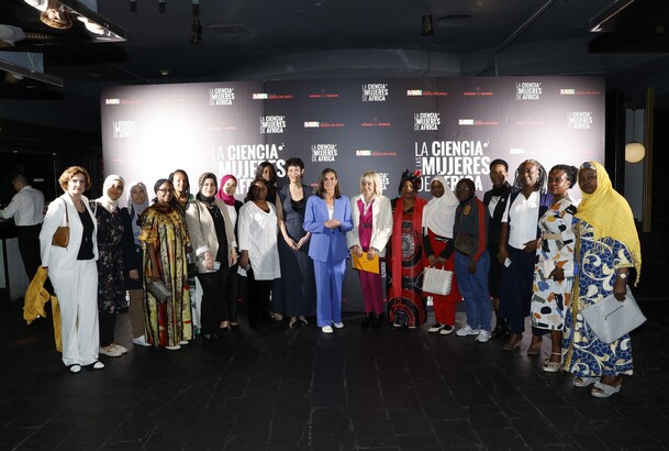 Doña Letizia junto a las protagonistas del documental