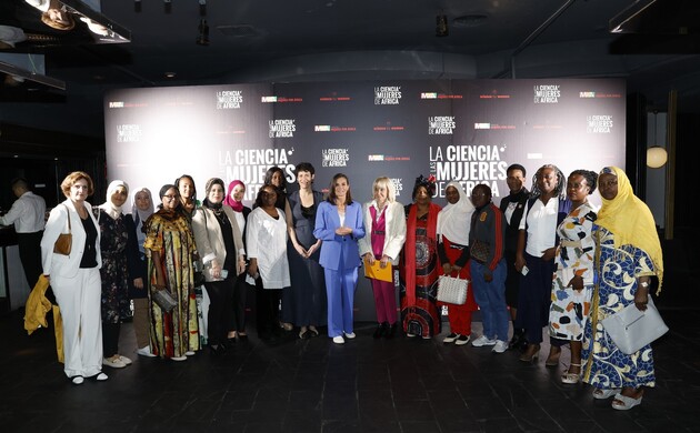 Doña Letizia junto a las protagonistas del documental