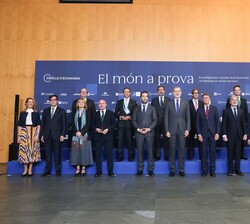 El Rey junto a las autoridades, directivos del Cercle d´Economia, premiados y patrocinadores