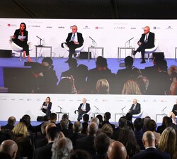 Mesa redonda sobre “Retos de la medicina del futuro: oportunidades, sostenibilidad y ética”