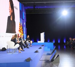 Don Felipe en la primera fila de asientos durante la mesa redonda sobre “Retos de la medicina del futuro: oportunidades, sostenibilidad y ética&