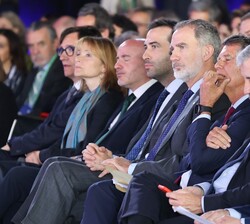 El Rey en la primera fila de asientos durante el desarrollo de la mesa redonda sobre “Retos de la medicina del futuro: oportunidades, sostenibil