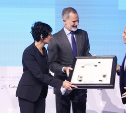 El Rey entrega el premio a la 'Construcción Europea 2024' a BioNtech, recogen el galardón Uğur Şahin y Özlem Türeci, cofundadores