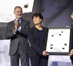 Uğur Şahin y Özlem Türeci, cofundadores de BioNTech, tras recibir el galardón