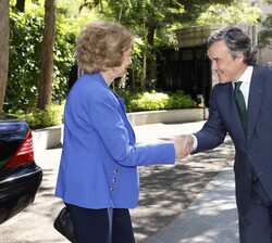 Su Majestad la Reina Doña Sofía recibe el saludo del director general de Política Exterior, Alberto Ucelay