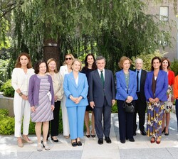 Su Majestad la Reina Doña Sofía junto a los miembros del Patronato del Queen Sofía Spanish Institute, miembros del Comité Cultural y miembros del Comi