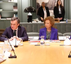 Doña Sofía, en la biblioteca de la Fundación Ramón Areces, preside la mesa de la reunión 