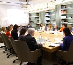 Vista general de la biblioteca de la Fundación Ramón Areces durante la reunión presidida por Su Majestad la Reina Doña Sofía