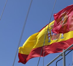 La Enseña Nacional junto al guión de la Casa Real ondean en el Patrullero "Atalaya"