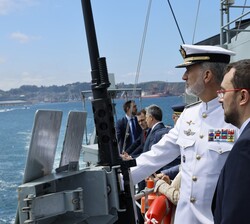 Su Majestad el Rey junto al presidente del Principado de Asturias al inicio de la travesía