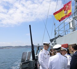 Su Majestad el Rey conversa con las autoridades que le recibieron durante la travesía