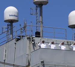 La tripulación saluda a Su Majestad el Rey durante la Revista Naval