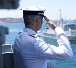 Su Majestad el Rey durante la Revista Naval con motivo del Día de las Fuerzas Armadas