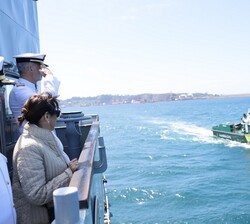 Su Majestad el Rey al paso del Buque de la Guardia Civil que cierra la Revista Naval