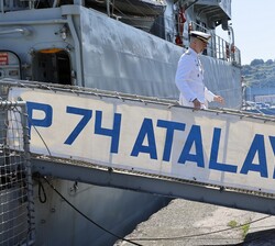 Su Majestad el Rey desembarca del Patrullero "Atalaya" para presenciar la exhibición dinámica y el desfile aéreo