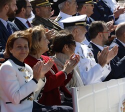 Su Majestad el Rey aplaude junto a los asistentes, el aterrizaje de los paraidistas junto a la Bandera Nacional