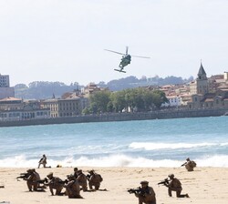 Vista de uno de los ejercicios en la Playa de San Lorenzo de Gijón