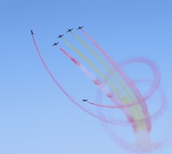 La Patrulla Águila dibuja en el cielo la Bandera Nacional