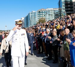 Tras el desfile aéreo, Su Majestad el Rey saluda al público congregado en la Playa de San Lorenzo