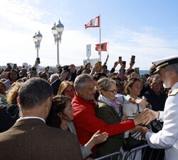 Su Majestad el Rey recibe el saludo del público
