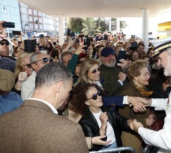 El público saluda cariñosamente a Su Majestad el Rey tras el desfile aéreo