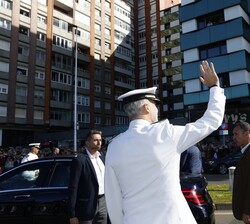 Su Majestad se despide del público de Gijón tras la exhibición y el desfile aéreo