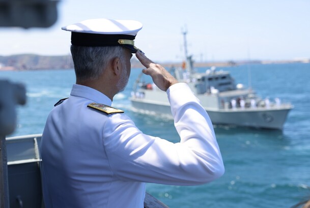 Su Majestad el Rey durante la Revista Naval con motivo del Día de las Fuerzas Armadas