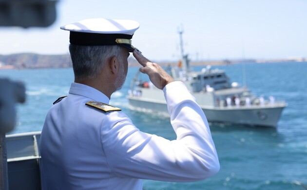 Su Majestad el Rey durante la Revista Naval con motivo del Día de las Fuerzas Armadas