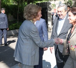 Su Majesad la Reina Doña Sofía es saludada por la presidenta del Consejo y Presidenta del Comité Ejecutivo y del Comité de Finanzas e Inversiones del 