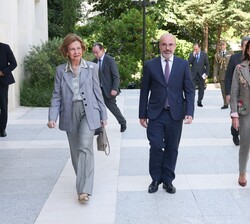 La Reina Doña Sofía a su llegada a la Fundación Ramón Areces acompañada por el delegado del Gobierno en Madrid y por la Presidenta del Consejo y presi