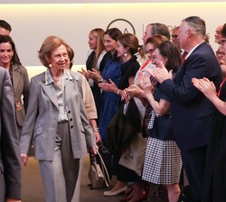 Momento en el que Su Majestad la Reina Doña Sofía accede al auditorio
