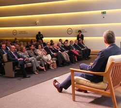 Doña Sofía atiende a las explicaciones en un momento de la mesa redonda celebrada en la Fundación Ramón Areces