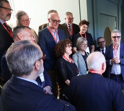Su Majestad la Reina Doña Sofía conversa con los hispanistas de las jornadas