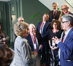 La REina Doña Sofía conversa con los hispanistas de las jornadas
