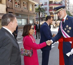 Su Majestad el Rey es saludado por la ministra de Defensa, Margarita Robles Fernández
