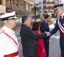 Don Felipe recibe el saludo del alcalde de Oviedo, Alfredo Canteli Fernández 