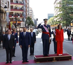 Los Reyes en el momento de la interpretación del Himno Nacional tras su llegada al lugar del desfile