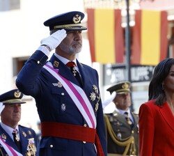 Don Felipe y Doña Letizia en el momento de la interpretación del Himno Nacional 
