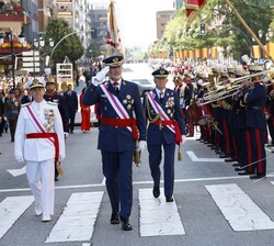 Su Majestad el Rey en un momento de la revista