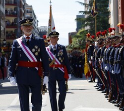Don Felipe pasa revista a las tropas tras su llegada a la avenida Hermanos Menéndez Pidal