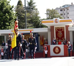 Momento en el que la Bandera del Batallón de Honores, con su escolta, se dirige al lugar de la plataforma para ocupar su lugar 