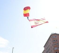 Momentos en el que un miembro del equipo de la Patrulla Acrobática Paracaidista del Ejército del Aire (PAPEA) efectúa un lanzamiento sobre la zona del